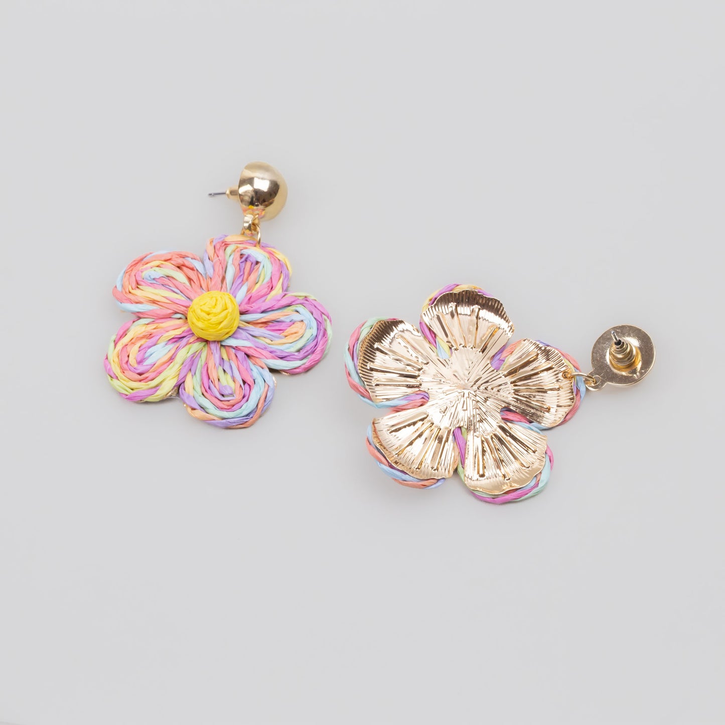Cercei din ratan în formă de floare cu accent auriu - Multicolor