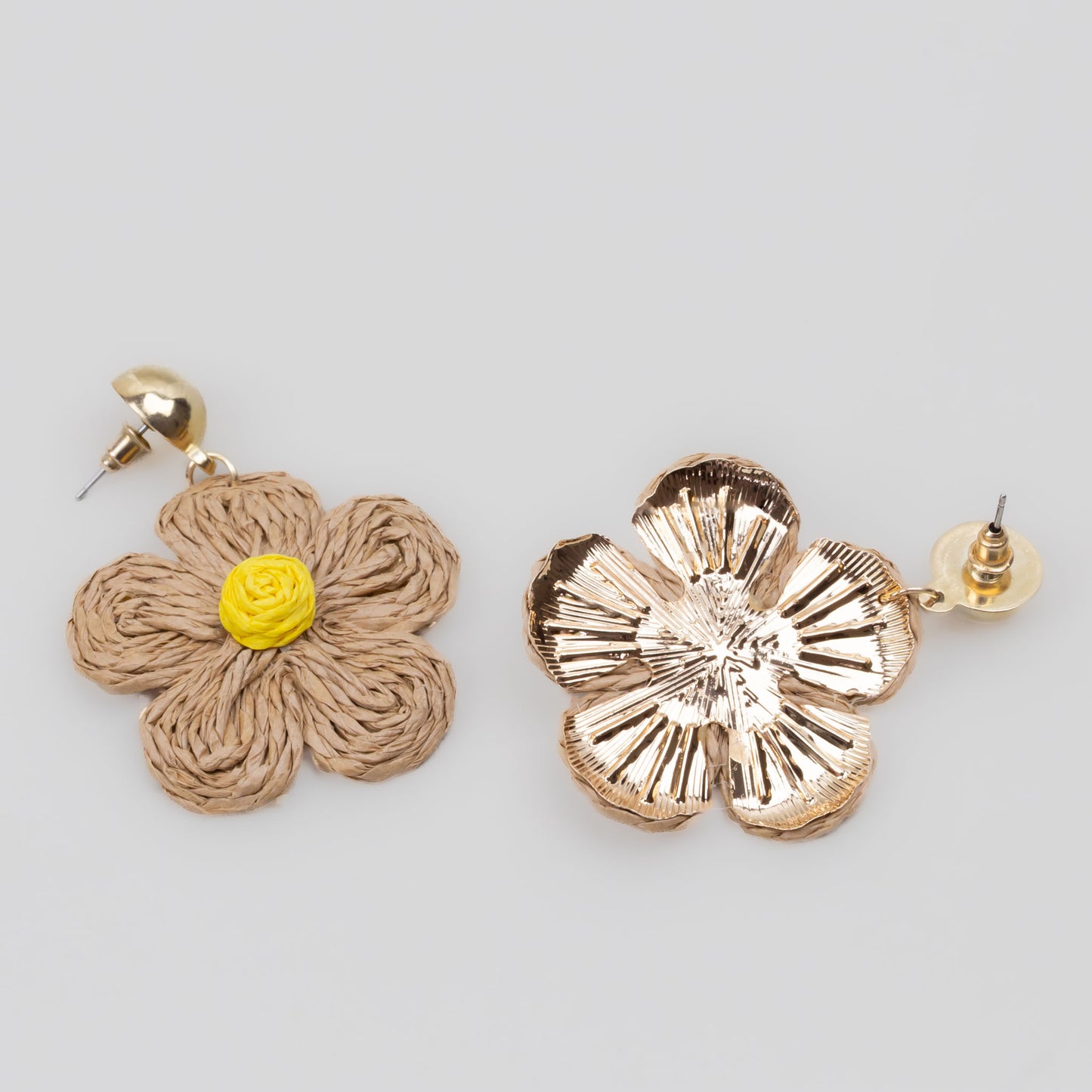 Cercei din ratan în formă de floare cu accent auriu - Natur