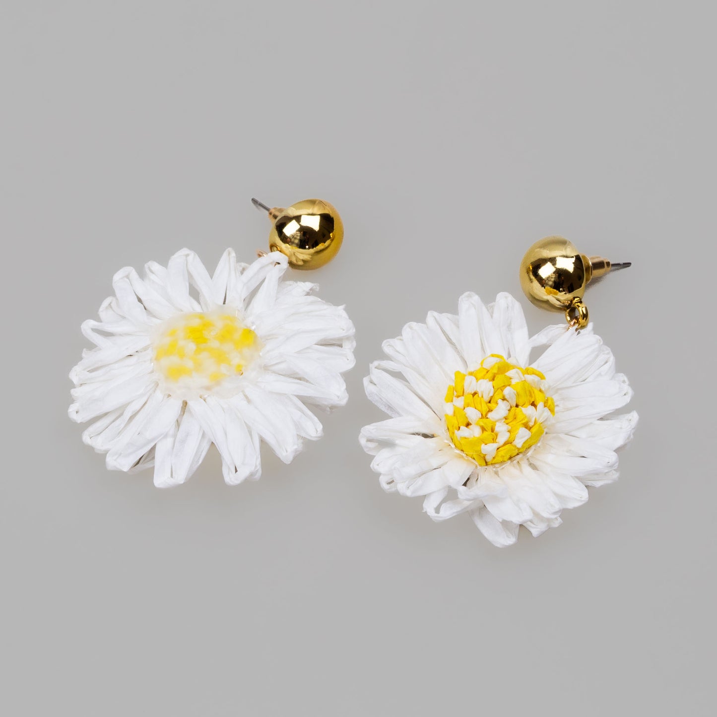 Cercei din ratan în formă de gerbera cu accent auriu - Alb