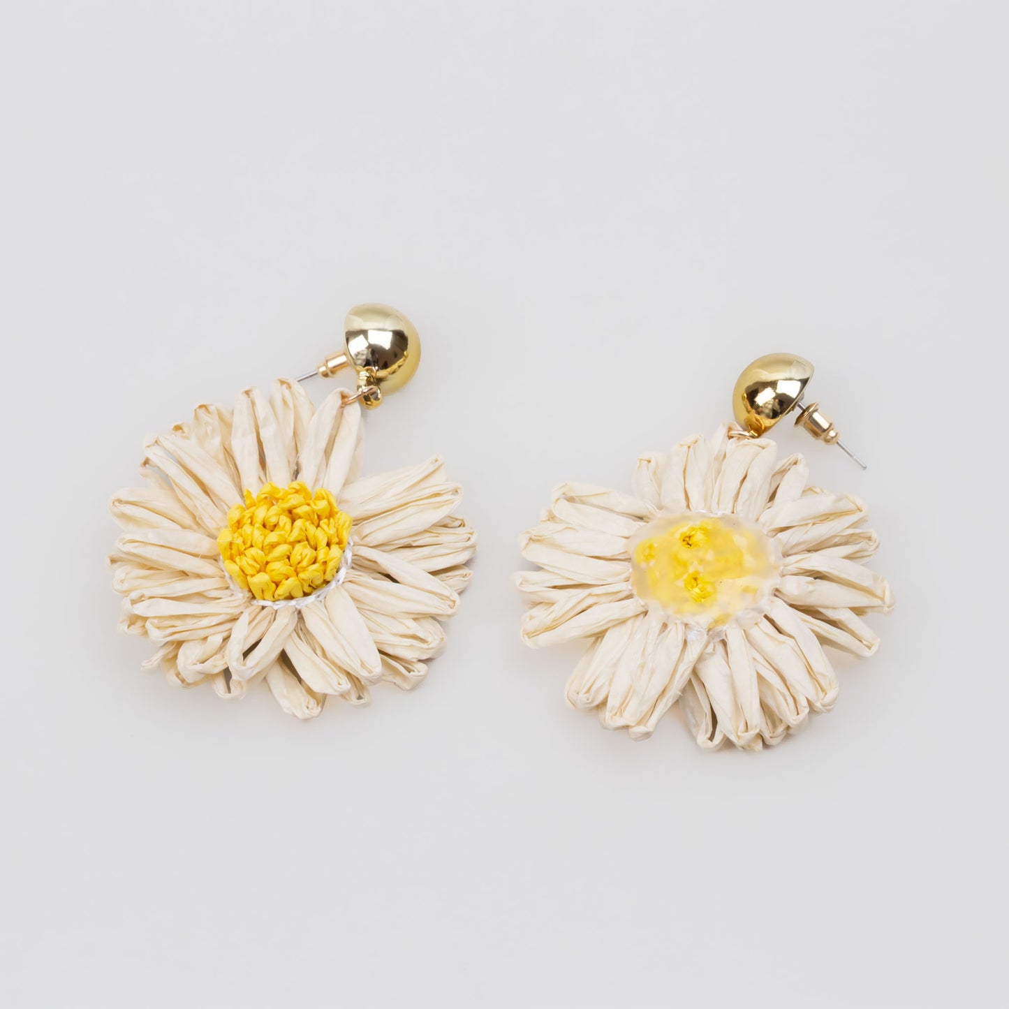 Cercei din ratan în formă de gerbera cu accent auriu - Bej