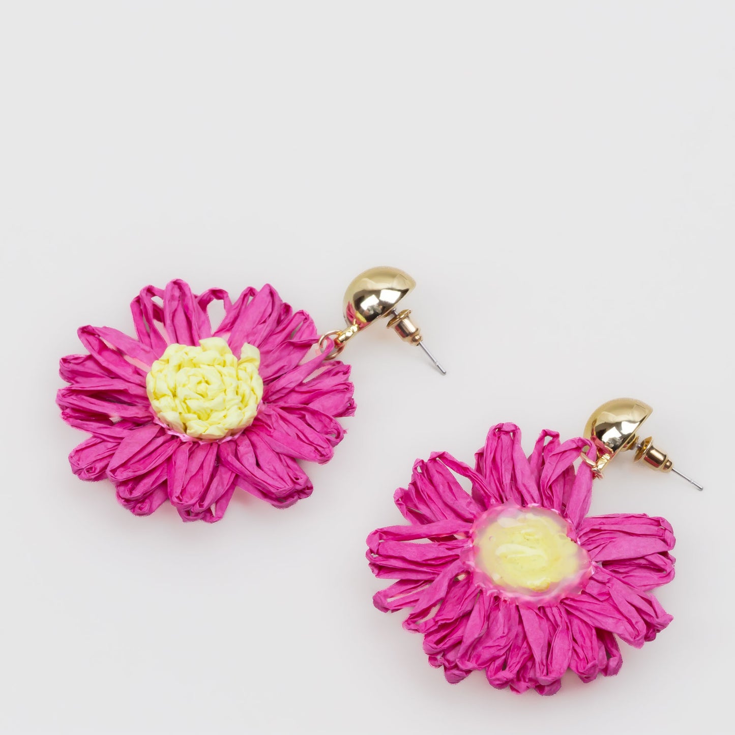 Cercei din ratan în formă de gerbera cu accent auriu - Magenta