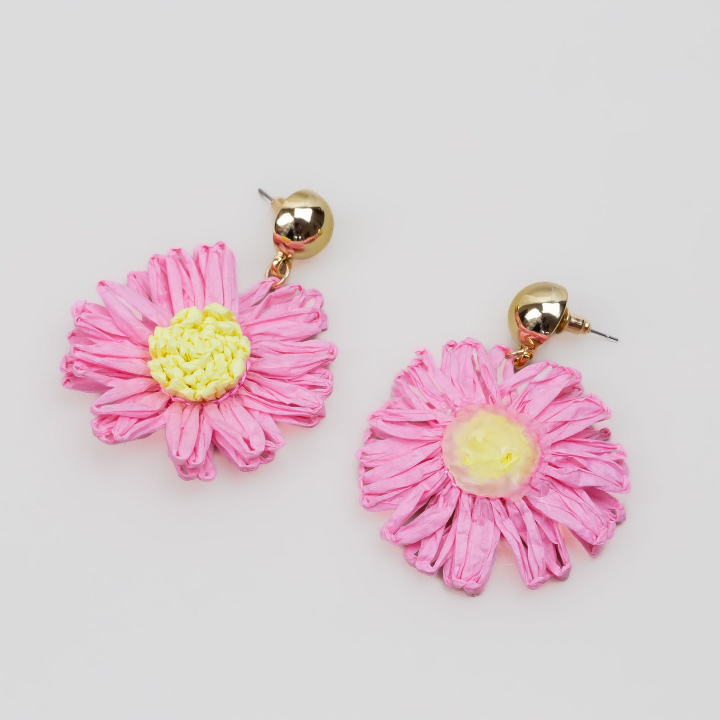 Cercei din ratan în formă de gerbera cu accent auriu - Roz