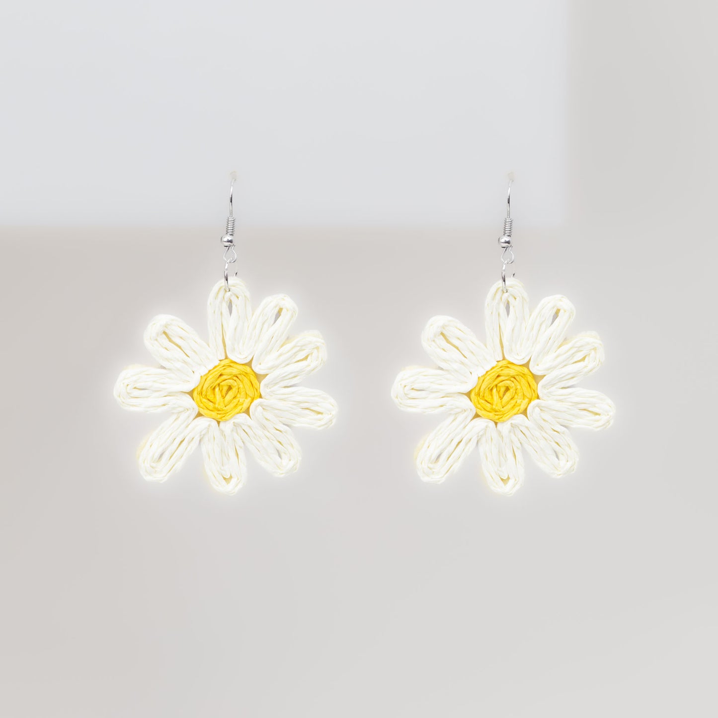 Cercei din ratan în formă de margaretă - Crem