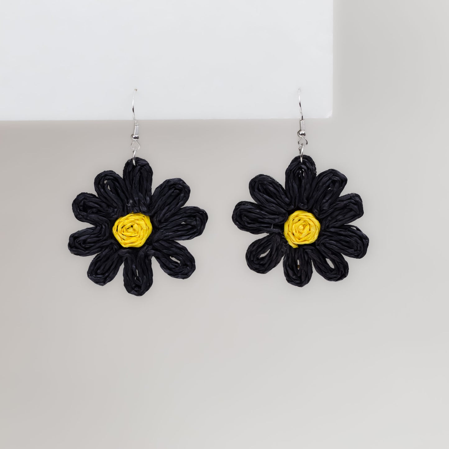 Cercei din ratan în formă de margaretă - Negru