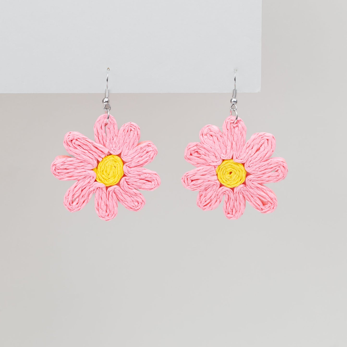 Cercei din ratan în formă de margaretă - Roz