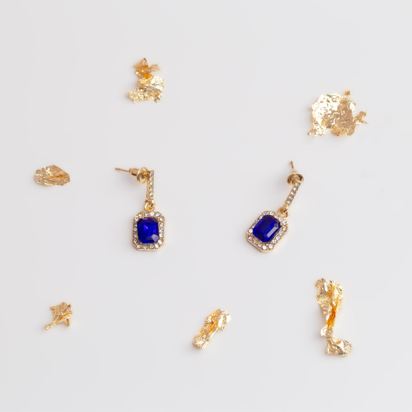 Cercei eleganți cu ștrasuri și piatră albastră