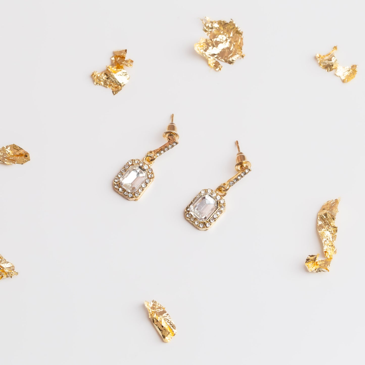 Cercei eleganți cu ștrasuri și piatră strălucitoare