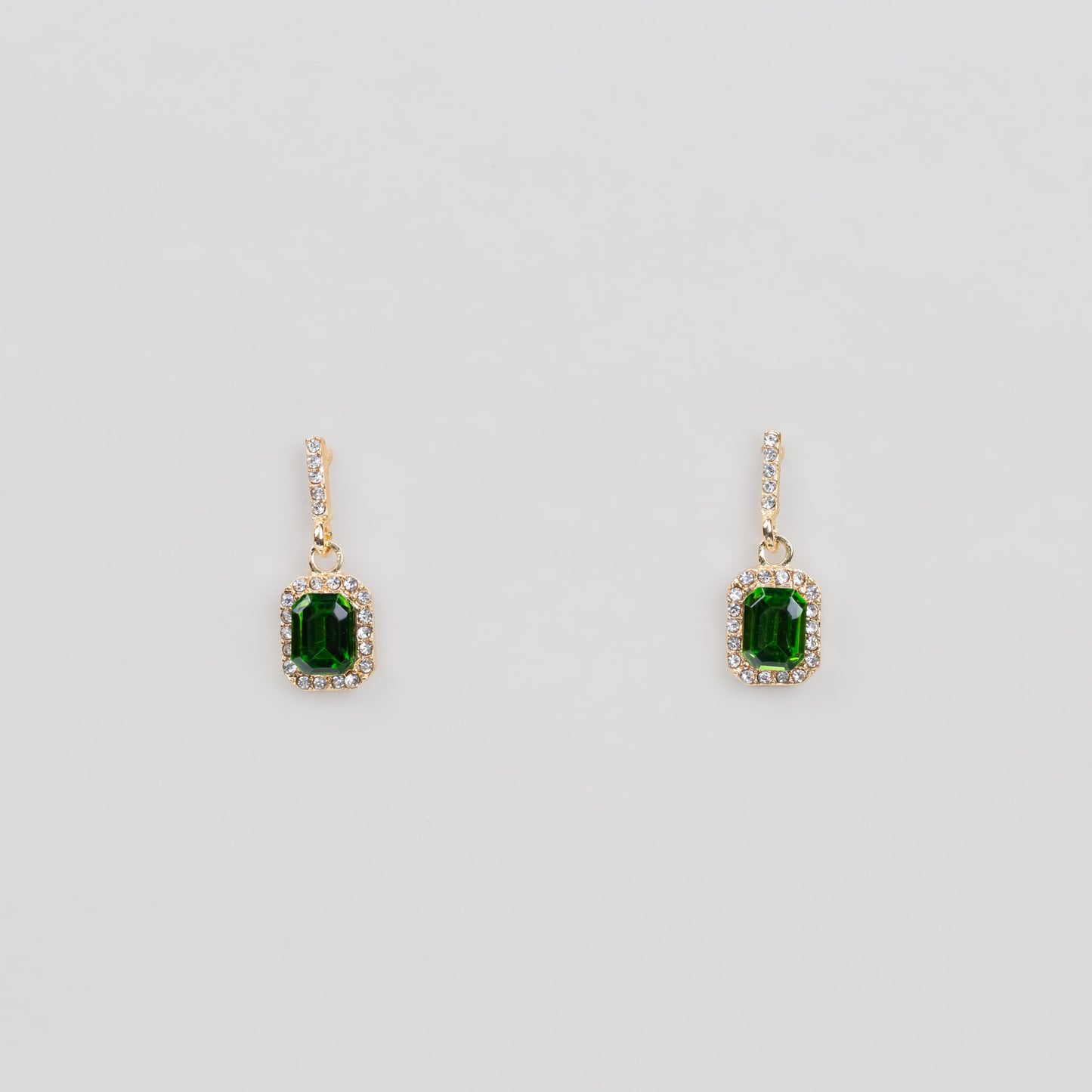 Cercei eleganți cu ștrasuri și piatră verde