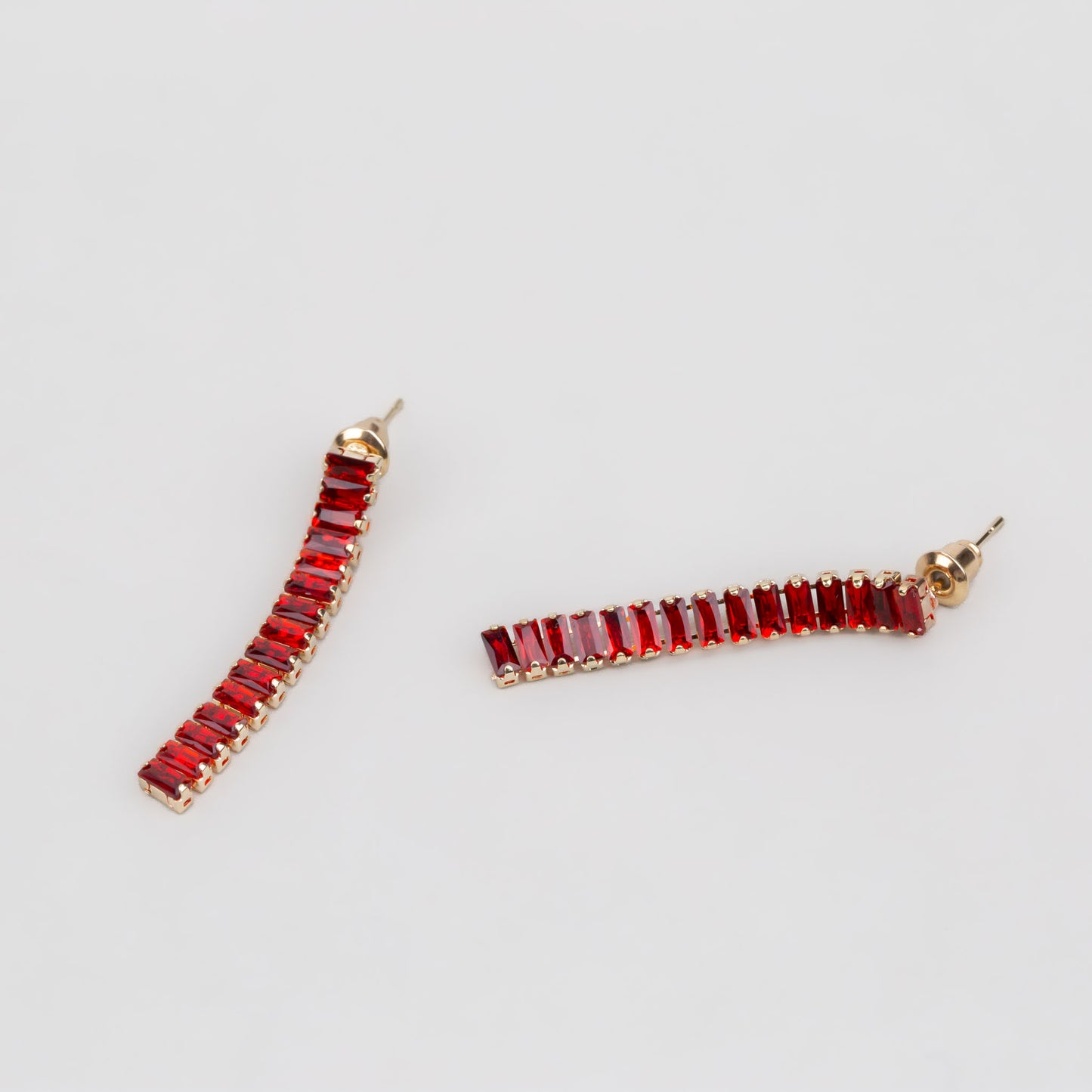 Cercei eleganți discreți cu zale aurii și pietre strălucitoare - Roșu