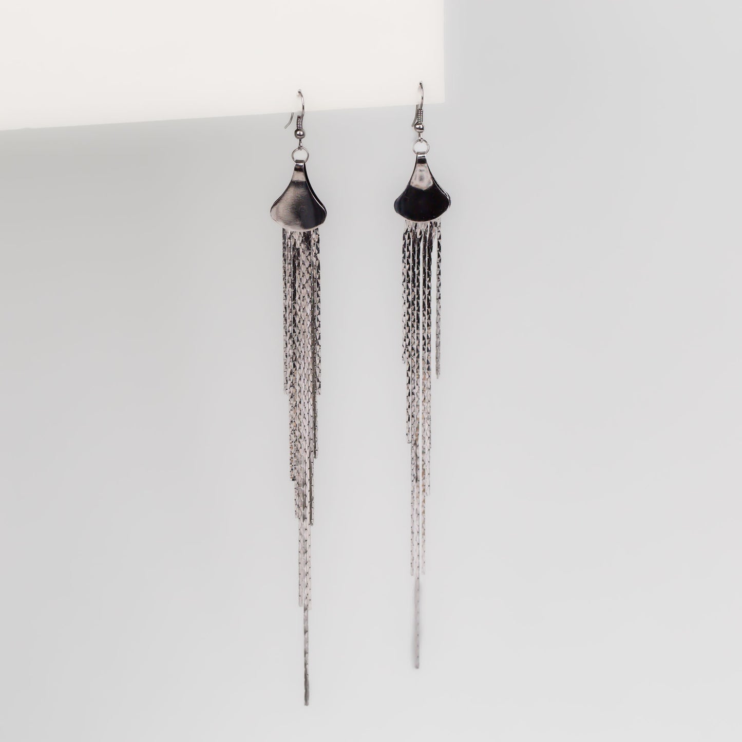 Cercei eleganți extra lungi cu lănțișoare fine - Gri Cromat