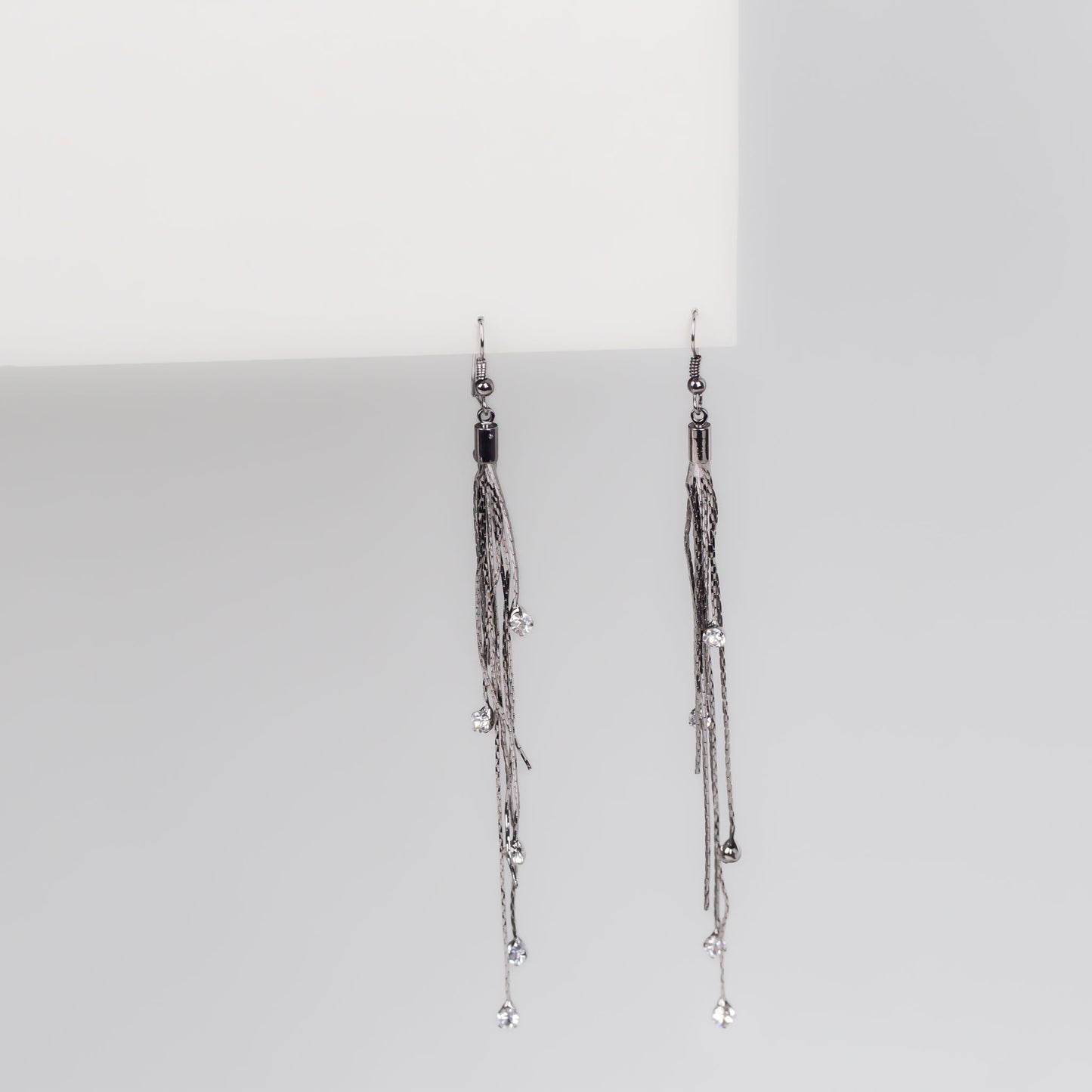 Cercei eleganți extra lungi cu lănțișoare și pietre strălucitoare - Gri Cromat