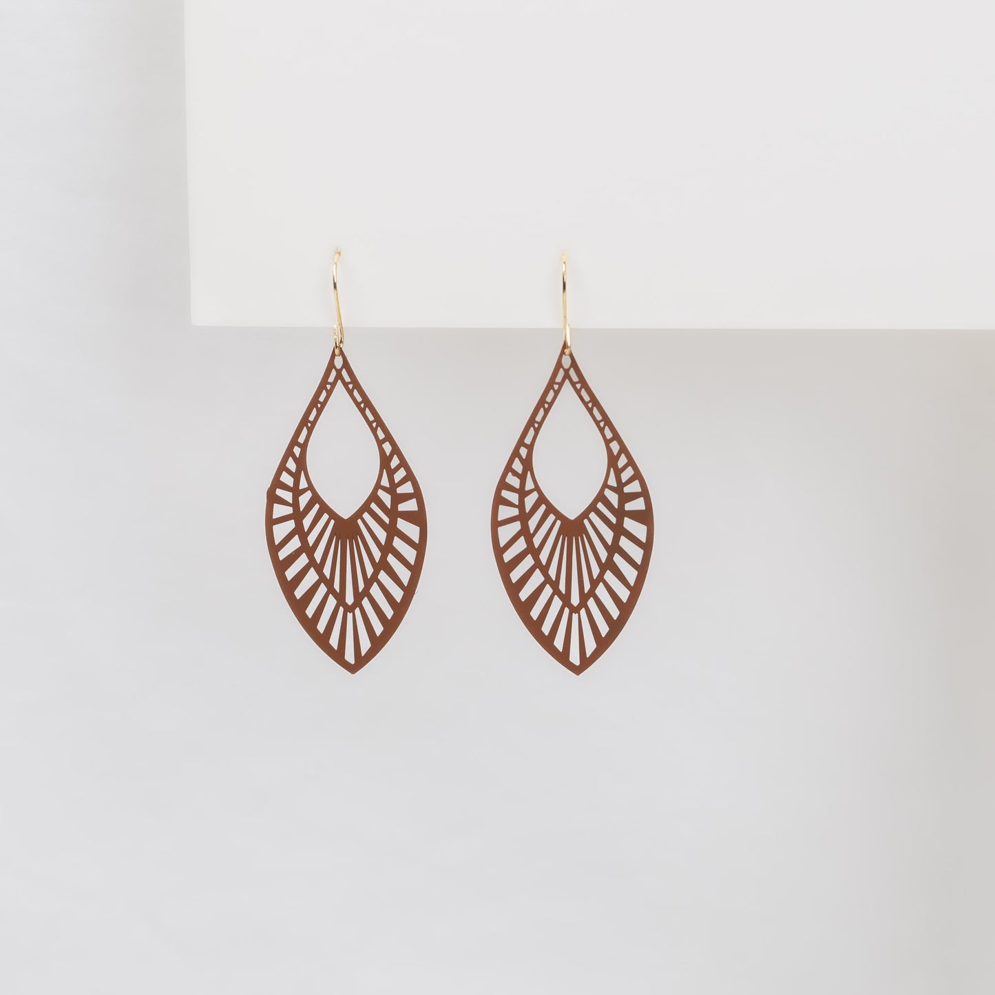 Cercei escobar ușori și delicați - Maro