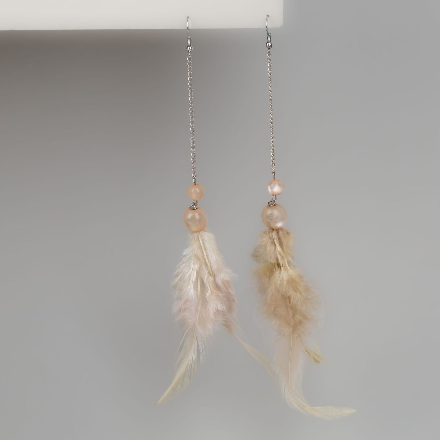 Cercei extra lungi cu pene pufoase și mărgele - Bej