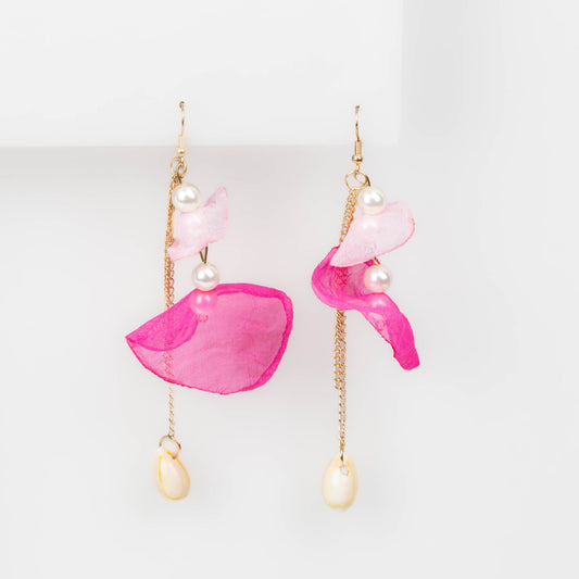 Cercei extra lungi cu petale delicate din material textil, perle și scoici - Roz