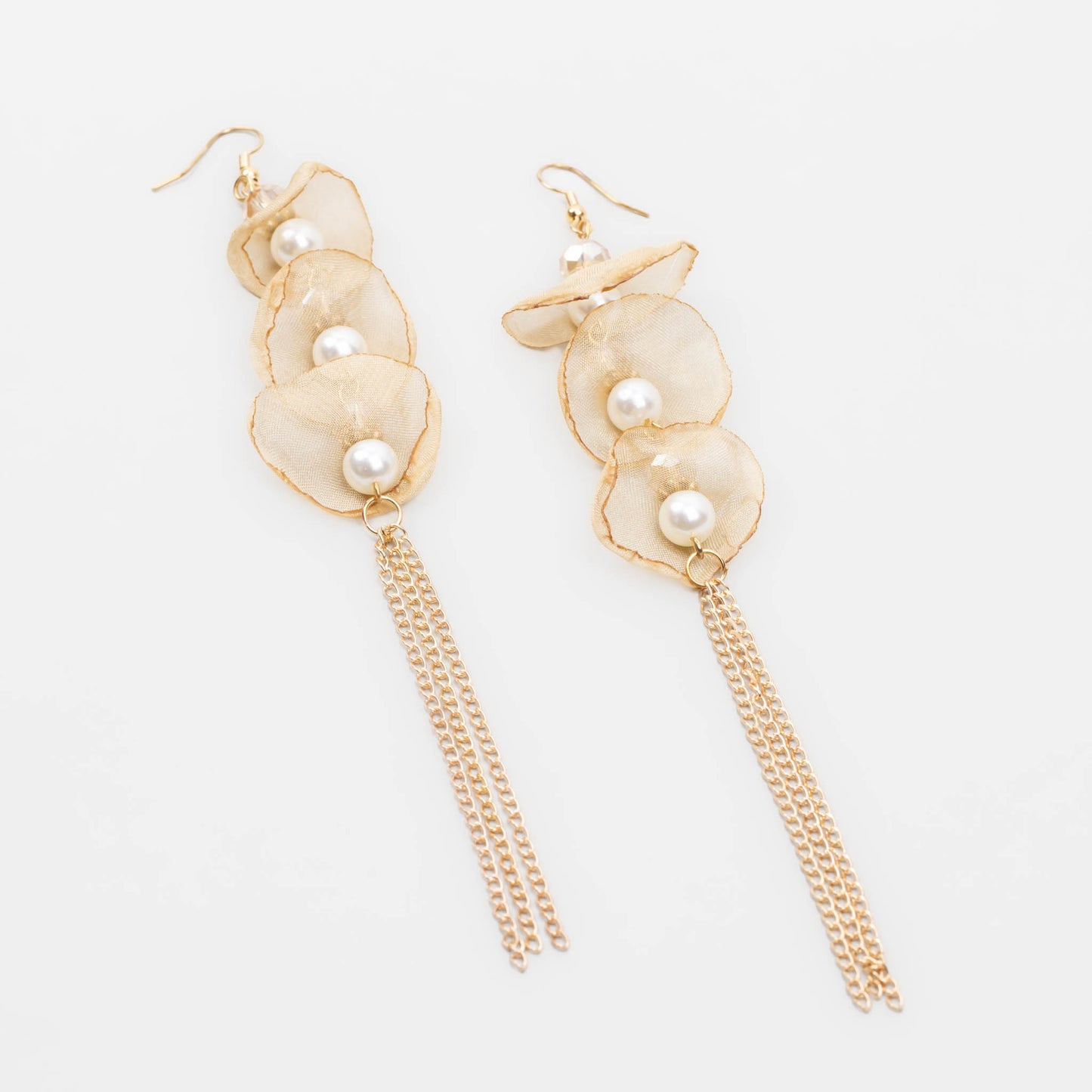 Cercei extra lungi cu petale delicate din material textil, pietre și perle - Bej