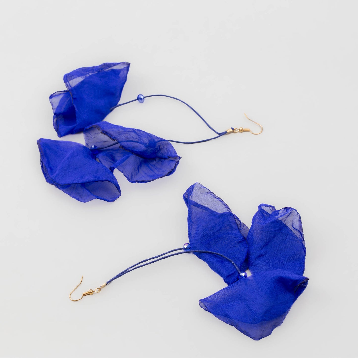 Cercei extra lungi și ușori cu petale delicate din material textil - Albastru Indigo
