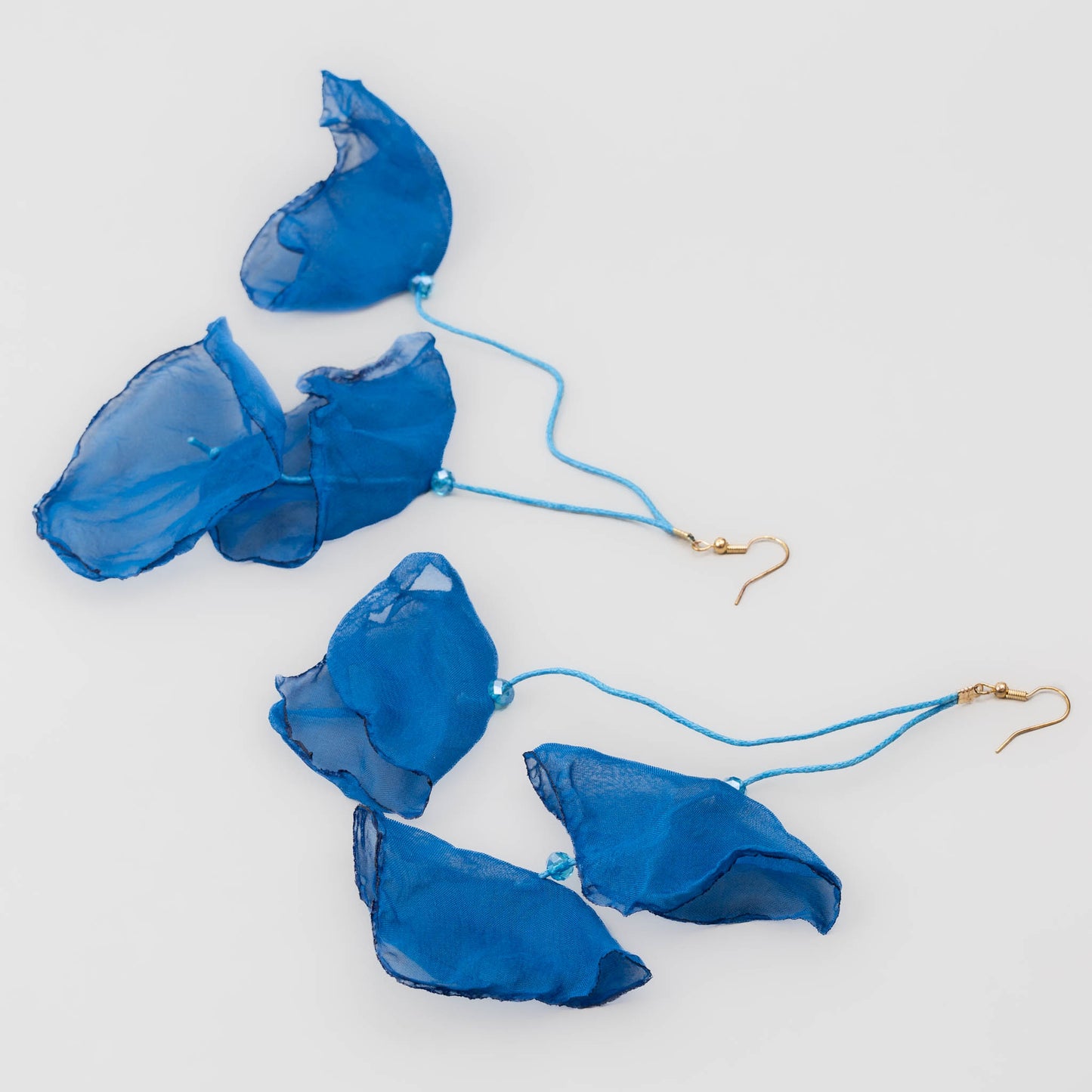 Cercei extra lungi și ușori cu petale delicate din material textil - Albastru