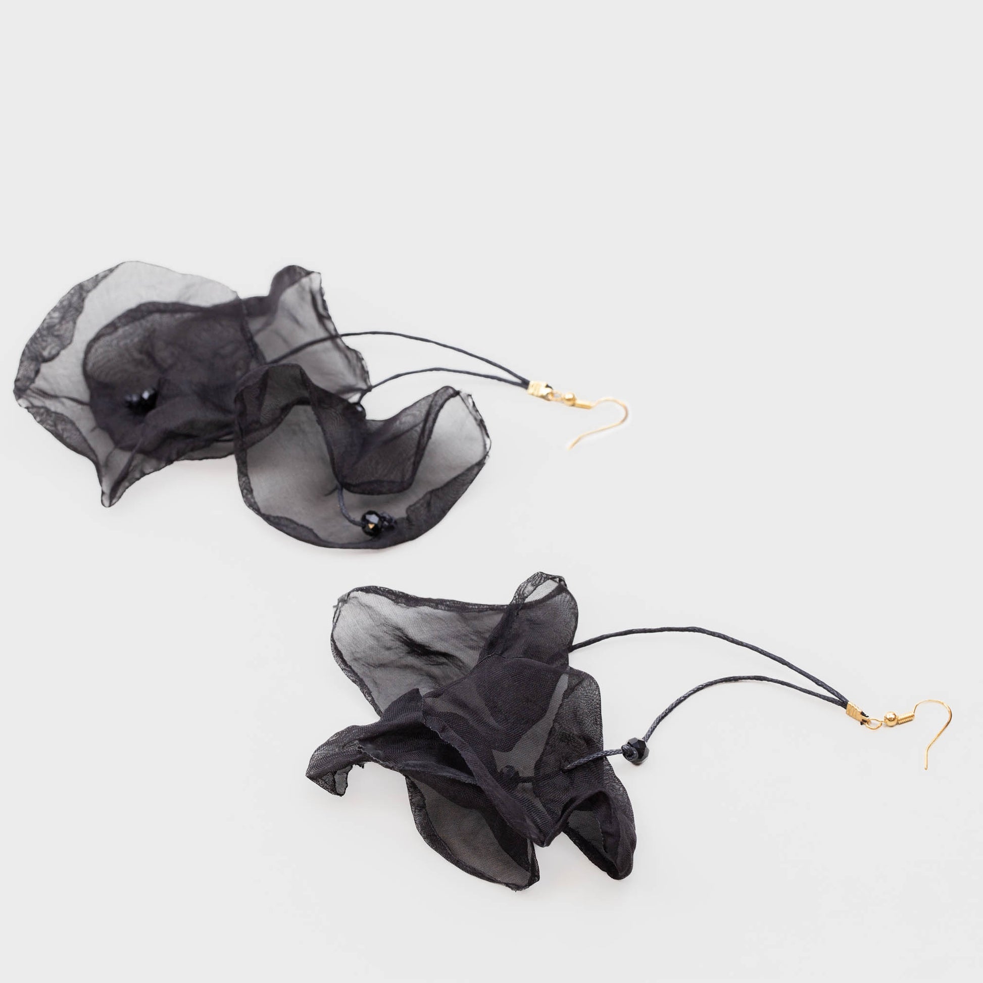 Cercei extra lungi și ușori cu petale delicate din material textil - Negru