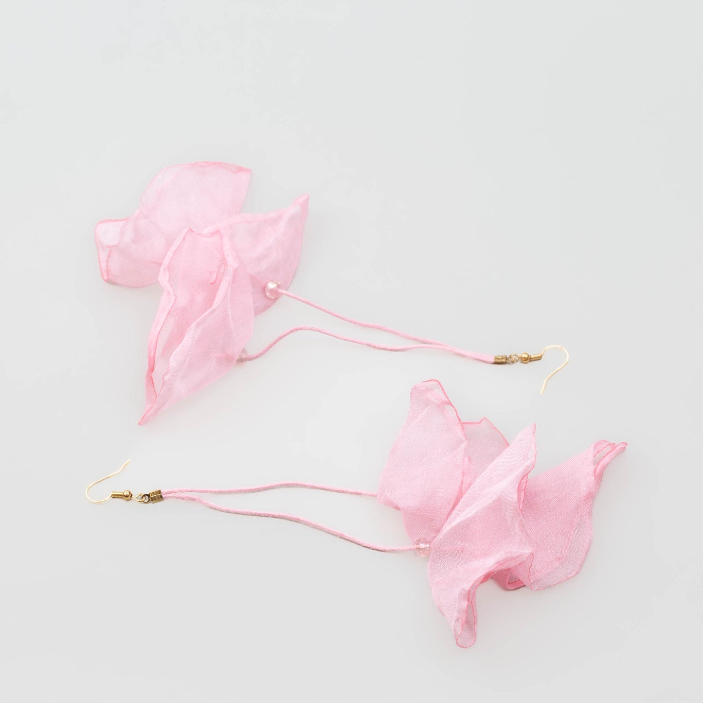 Cercei extra lungi și ușori cu petale delicate din material textil - Roz