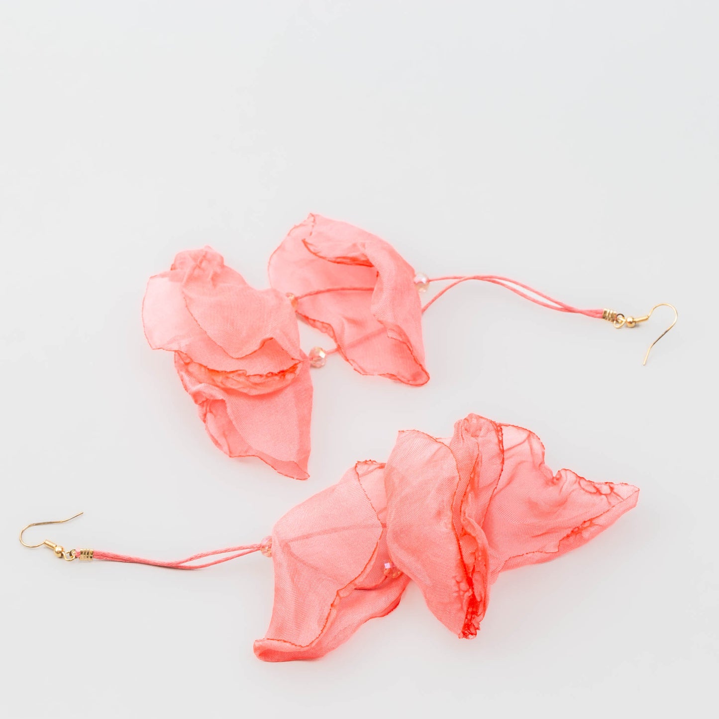 Cercei extra lungi și ușori cu petale delicate din material textil - Strawberry
