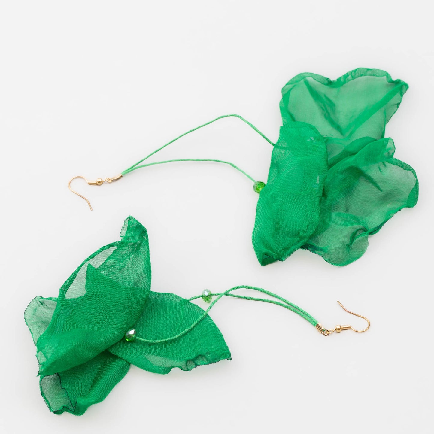 Cercei extra lungi și ușori cu petale delicate din material textil - Verde