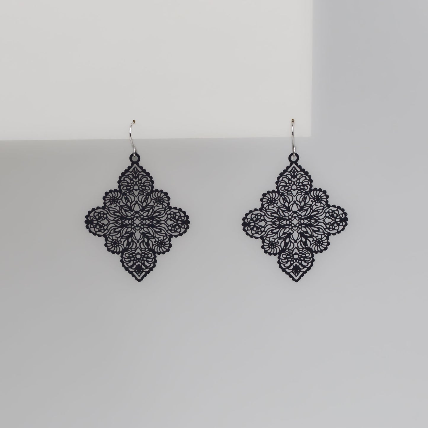 Cercei fantezie neagră, ușori și delicați