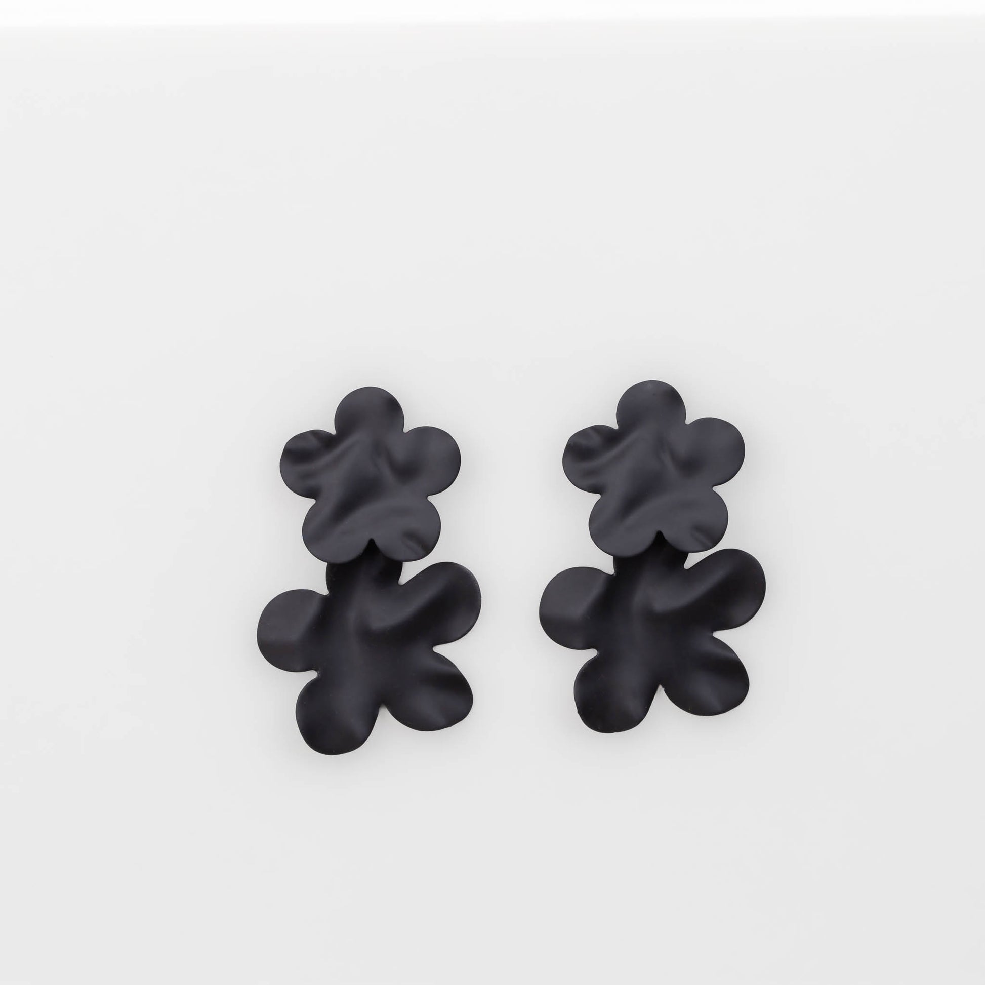 Cercei flower power cu textură de silicon - Negru