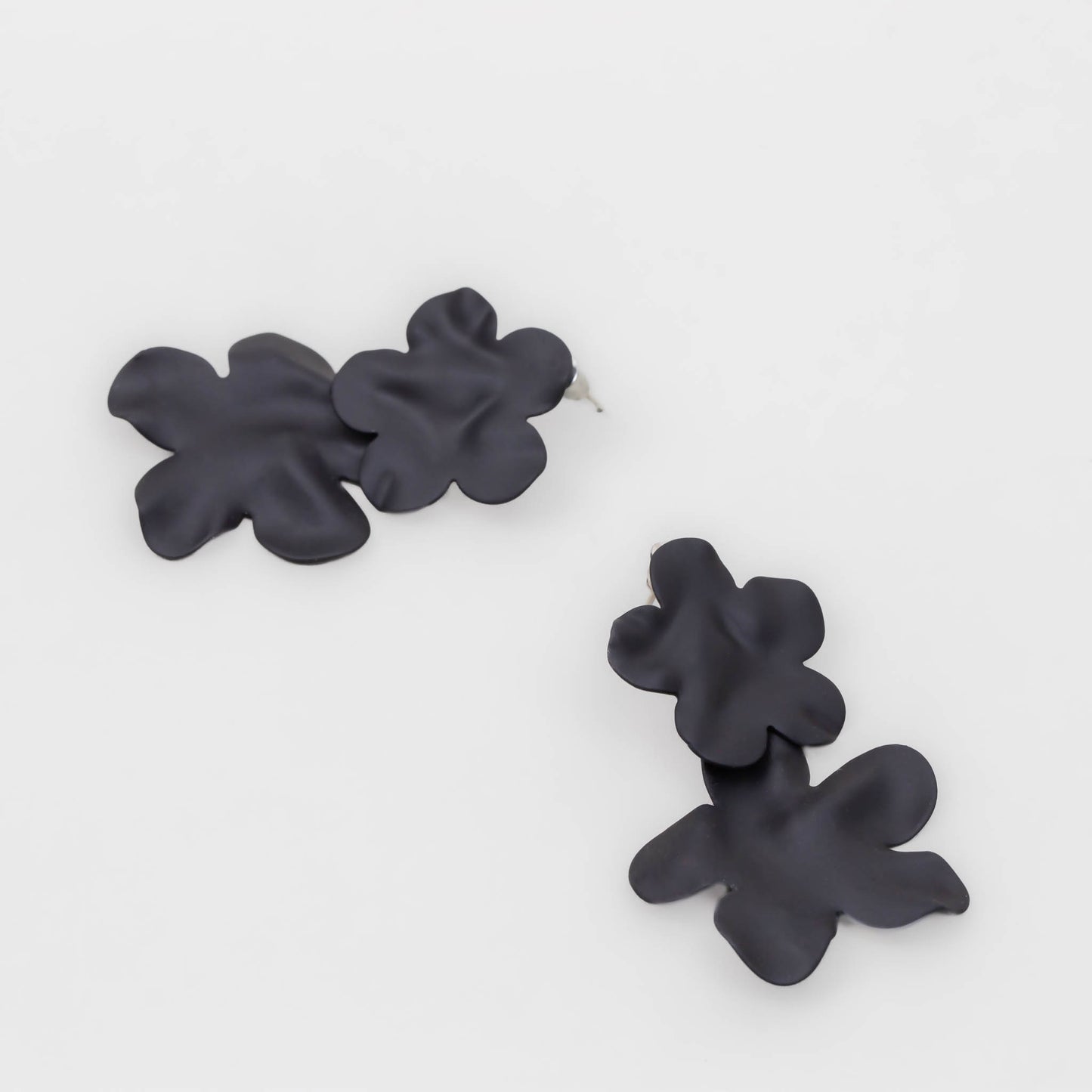 Cercei flower power cu textură de silicon - Negru