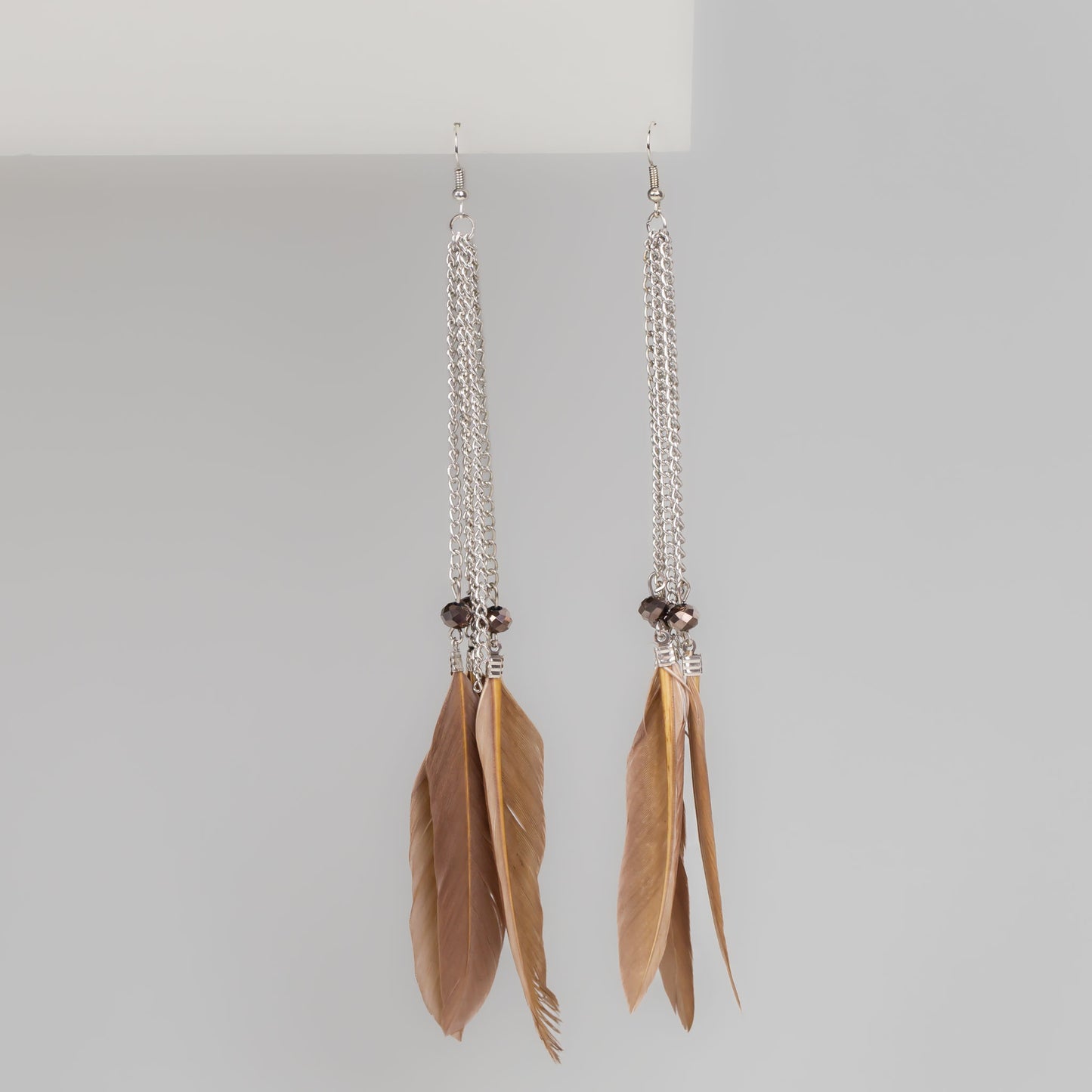 Cercei Ibiza extra lungi cu pene colorate și pietre - Bej