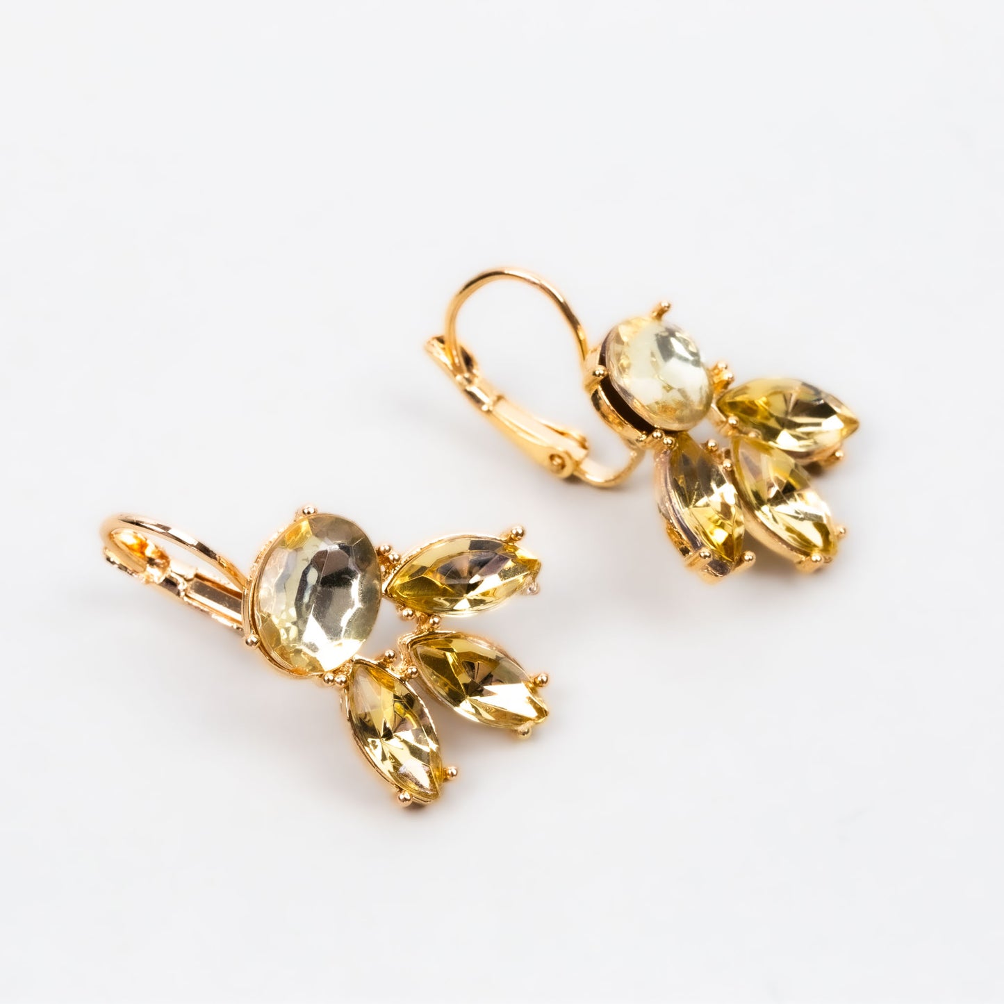 Cercei în formă de amuletă cu pietre galbene