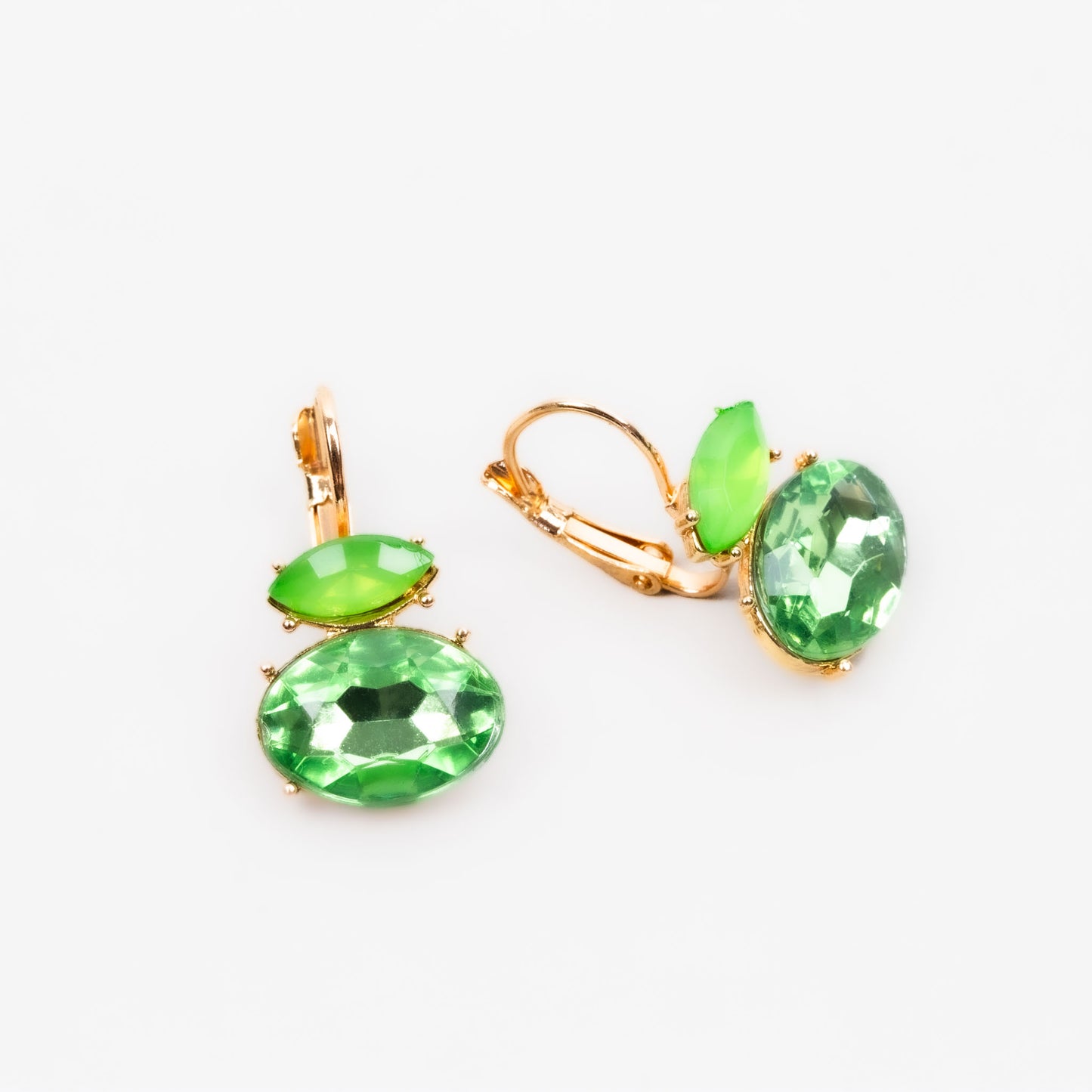 Cercei în formă de amuletă cu pietre verzi