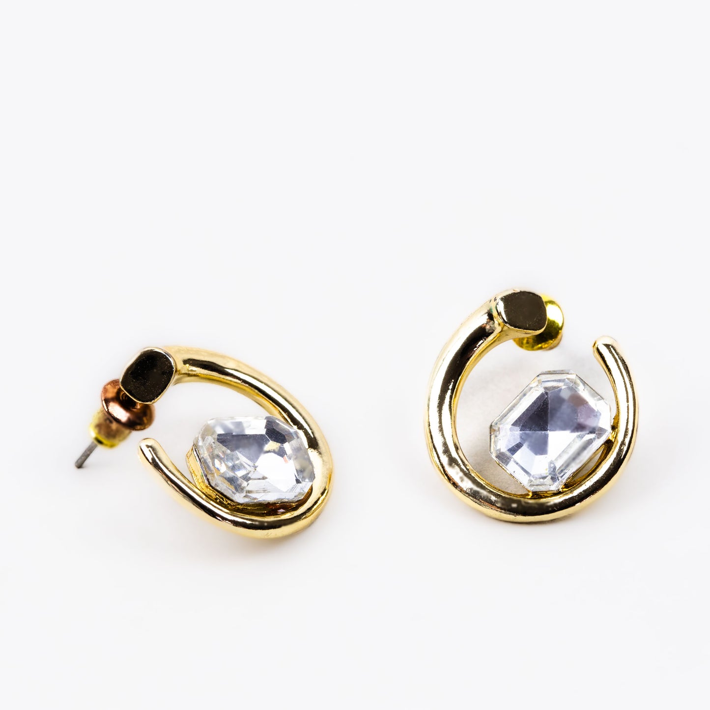 Cercei în formă de cui indoit cu piatră mare - Auriu