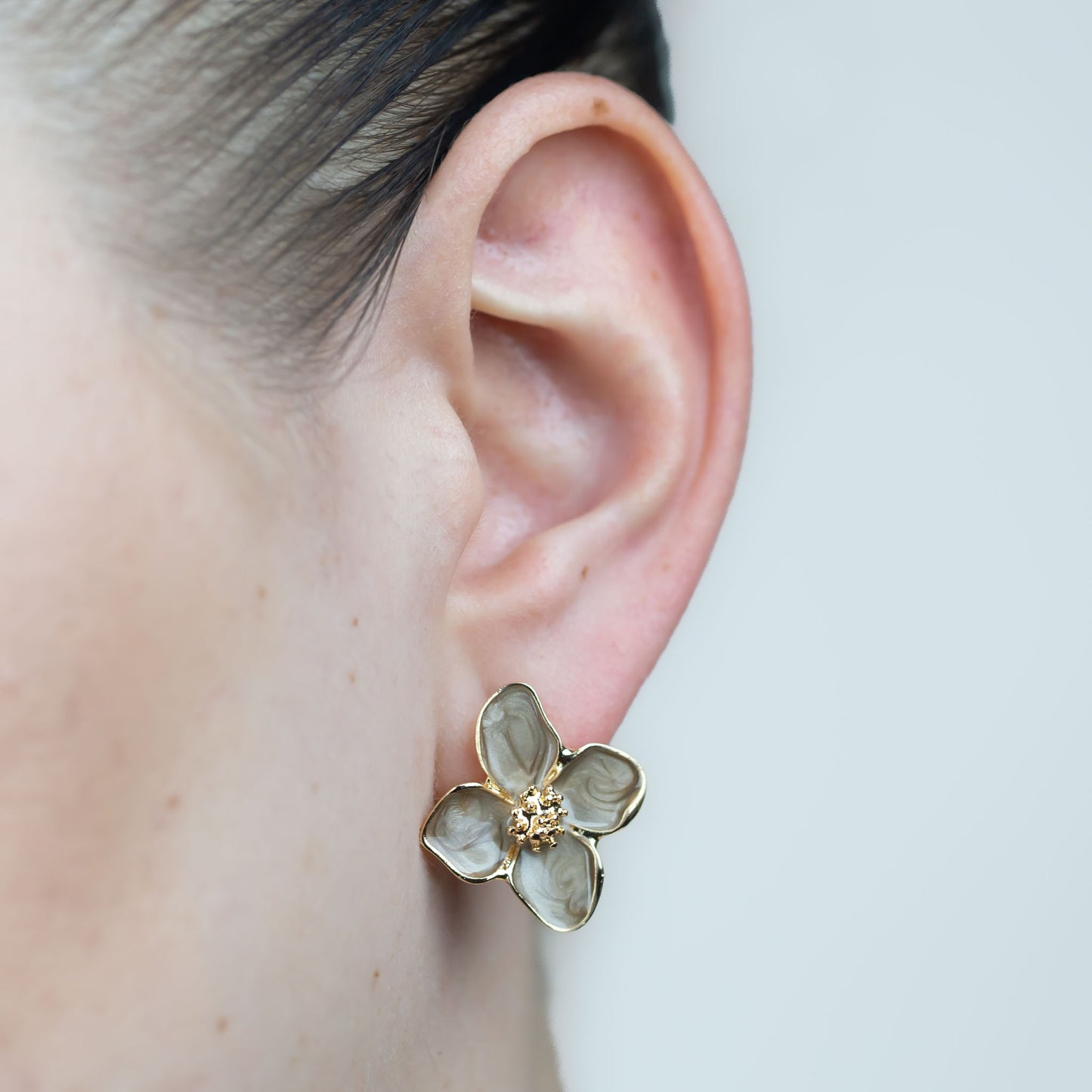 Cercei în formă de floare cu petale glossy - Bej