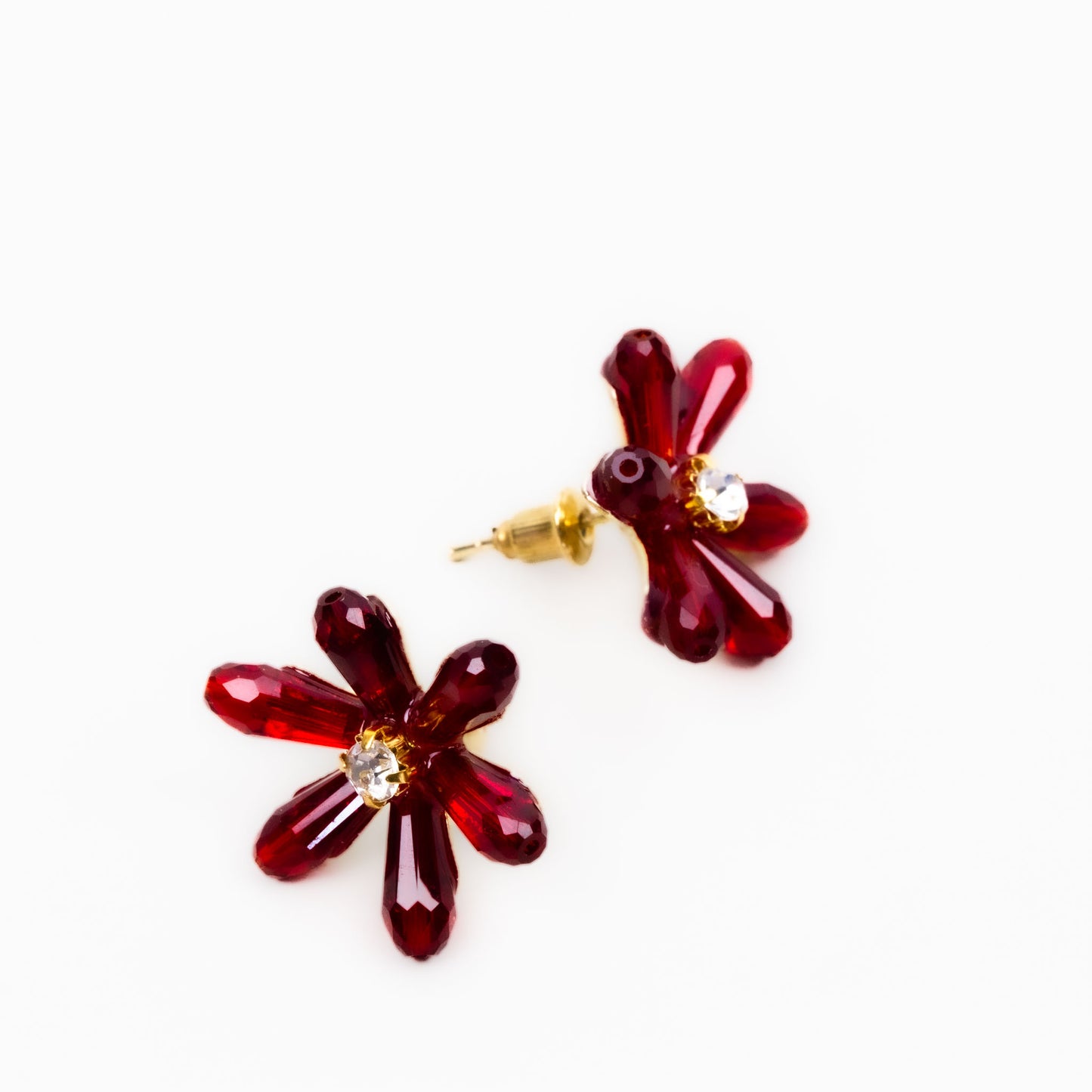 Cercei în formă de floare cu pietre roșii