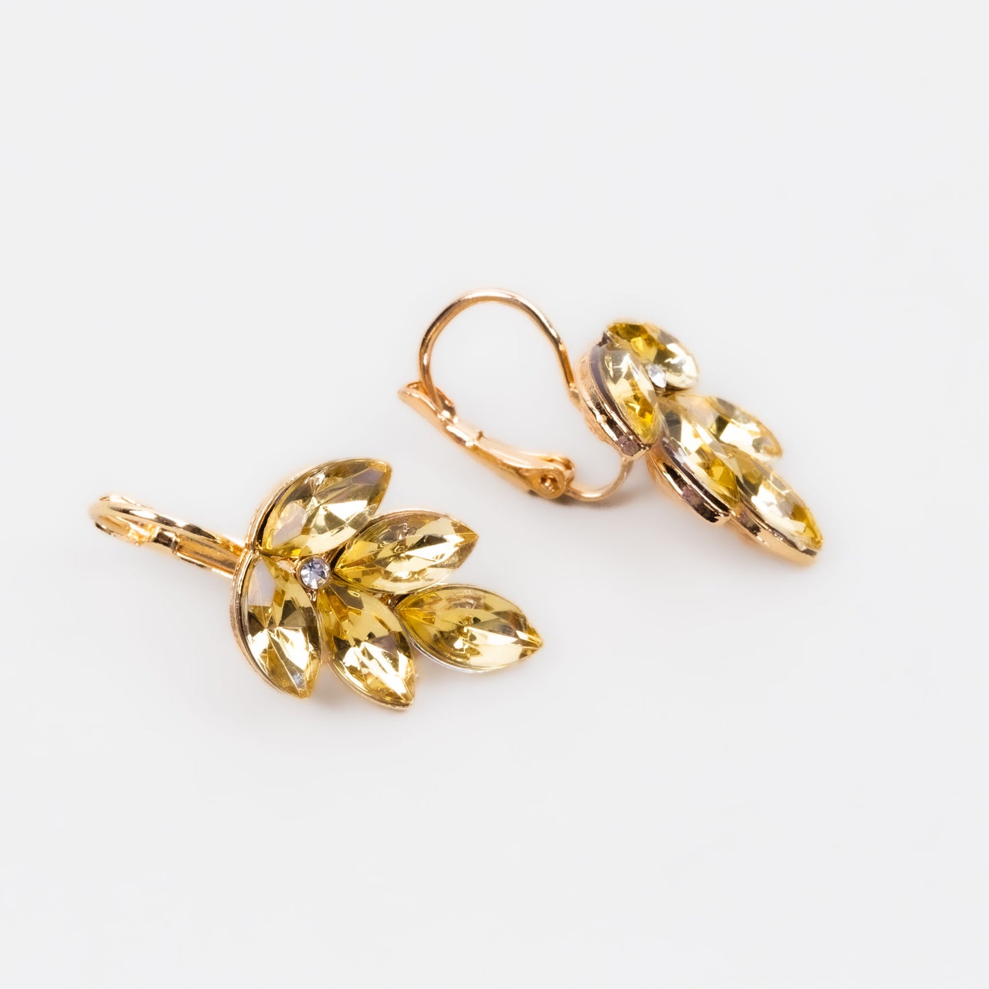 Cercei în formă de frunză cu pietre galbene