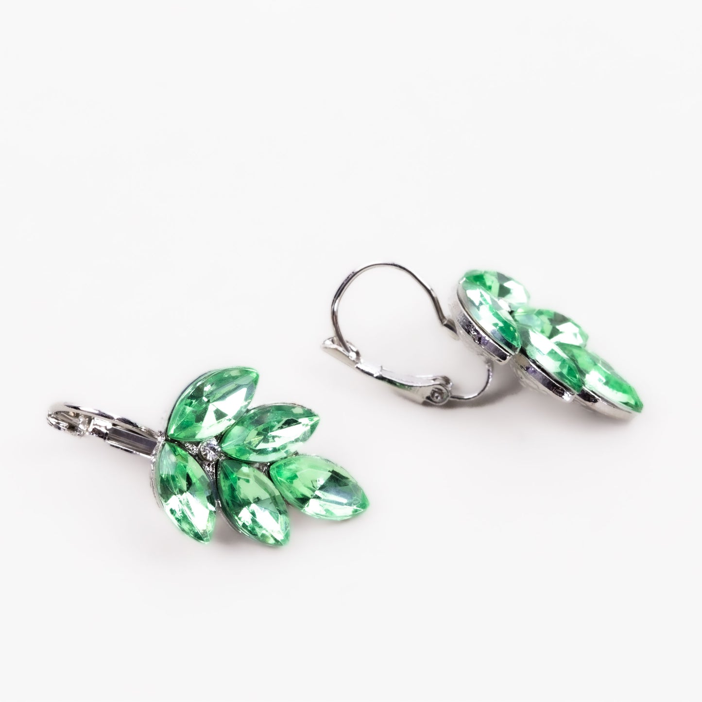 Cercei în formă de frunză cu pietre verzi