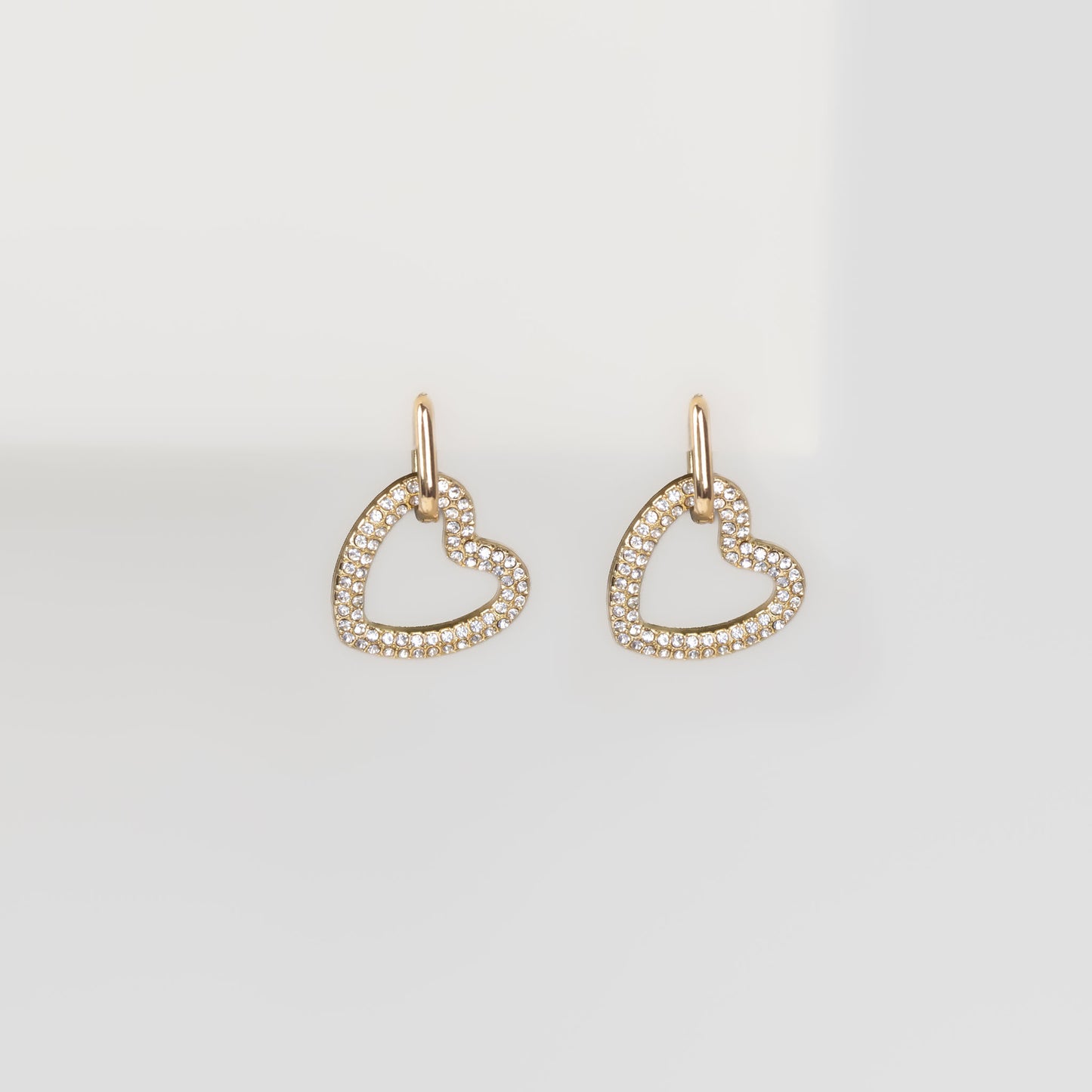 Cercei în formă de inimă cu verigă și ștrasuri - Auriu