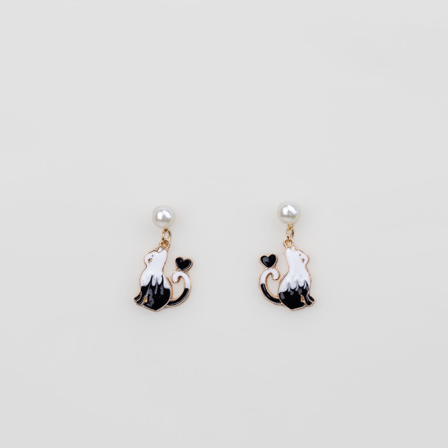 Cercei în formă de pisică motănicioasă iubitoare - Negru, Alb