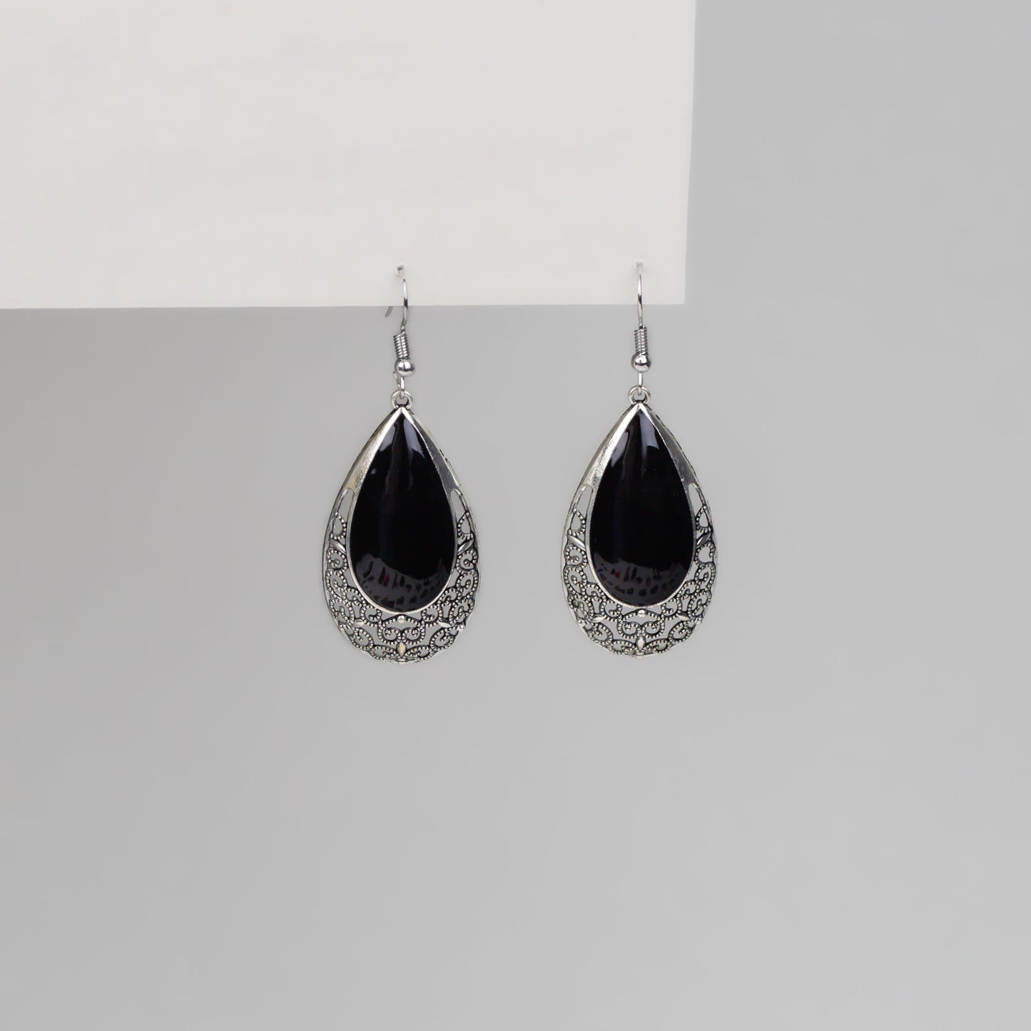 Cercei în stil boho cu accent negru