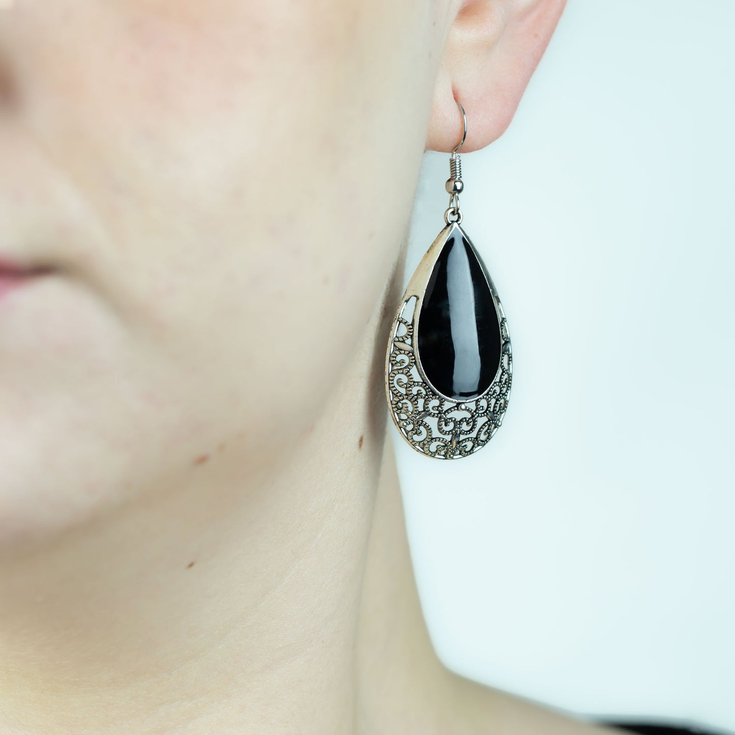 Cercei în stil boho cu accent negru