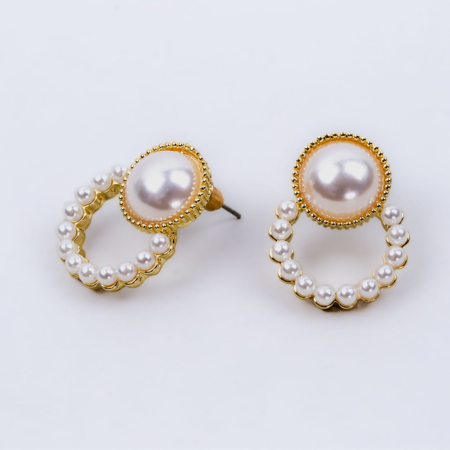 Cercei în stil clasic cu perle albe
