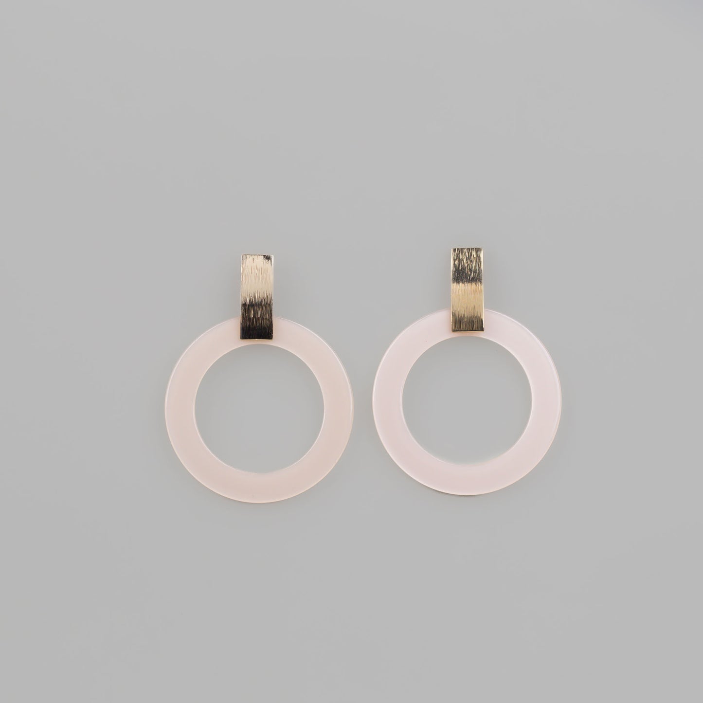 Cercei în stil minimal cu cerc și accent auriu