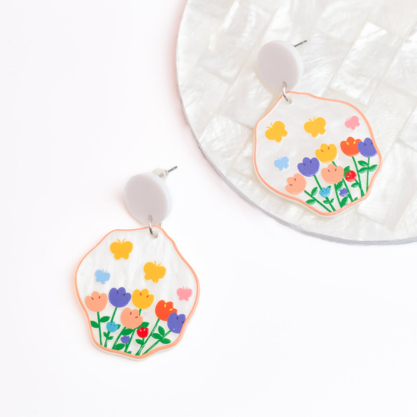 Cercei inocenți cu flori, ușori și comozi