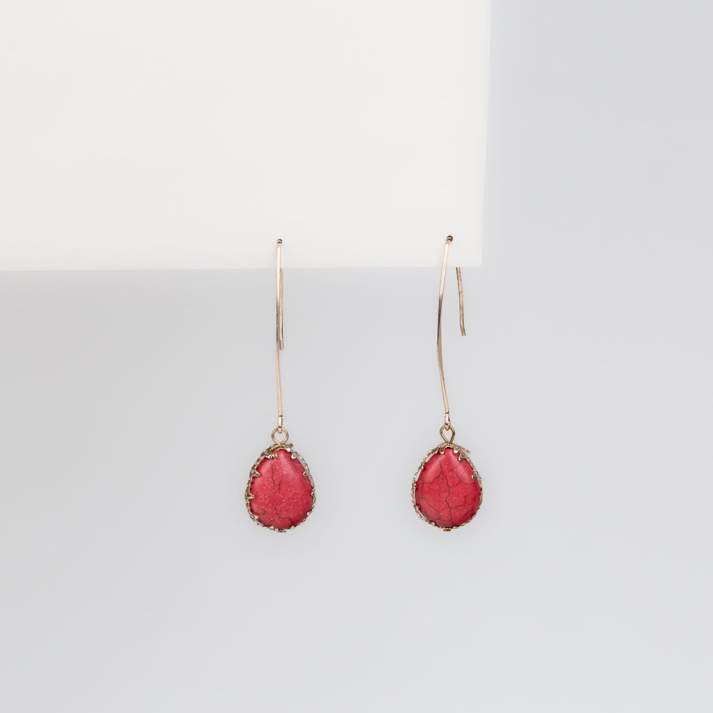 Cercei lungi aristo cu piatră marmorată - Roșu
