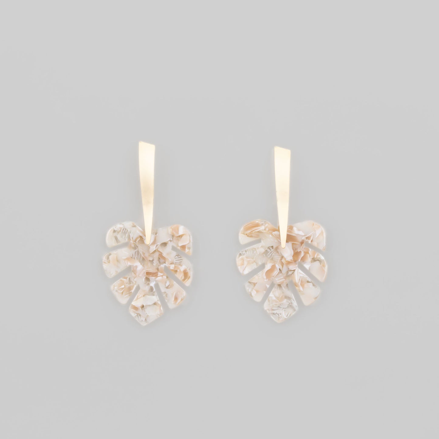 Cercei lungi cu frunză exotică și accent cromat - Bej