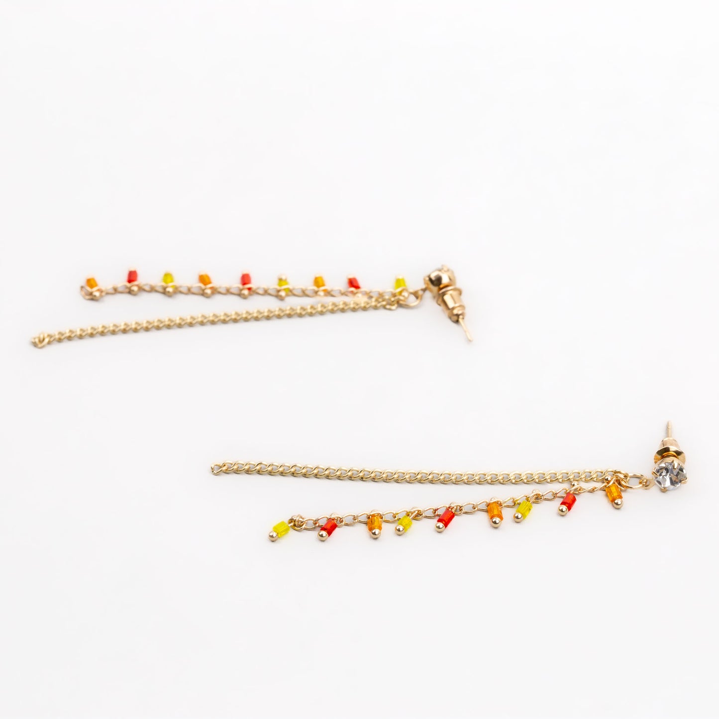 Cercei lungi cu lănțișor, piatră și mărgele mici colorate - Auriu