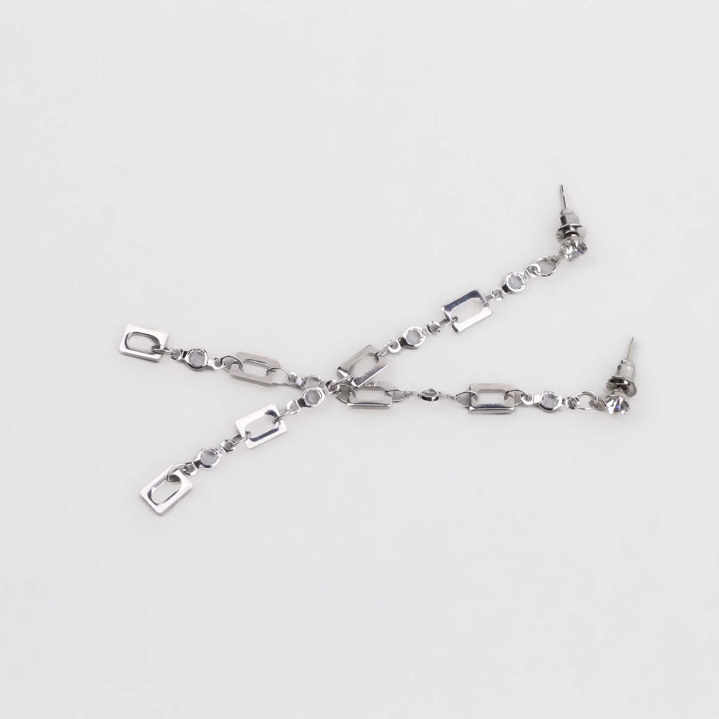 Cercei lungi cu lănțișor, ștrasuri și zale pătrate - Argintiu