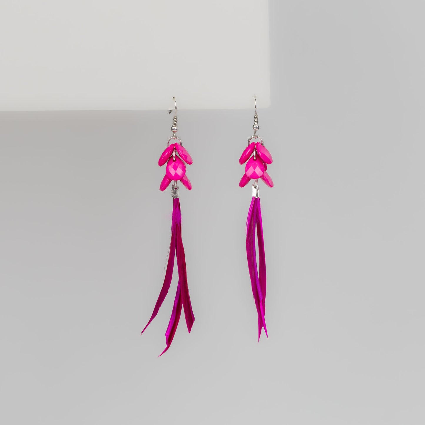 Cercei lungi cu pene colorate și mărgele - Magenta