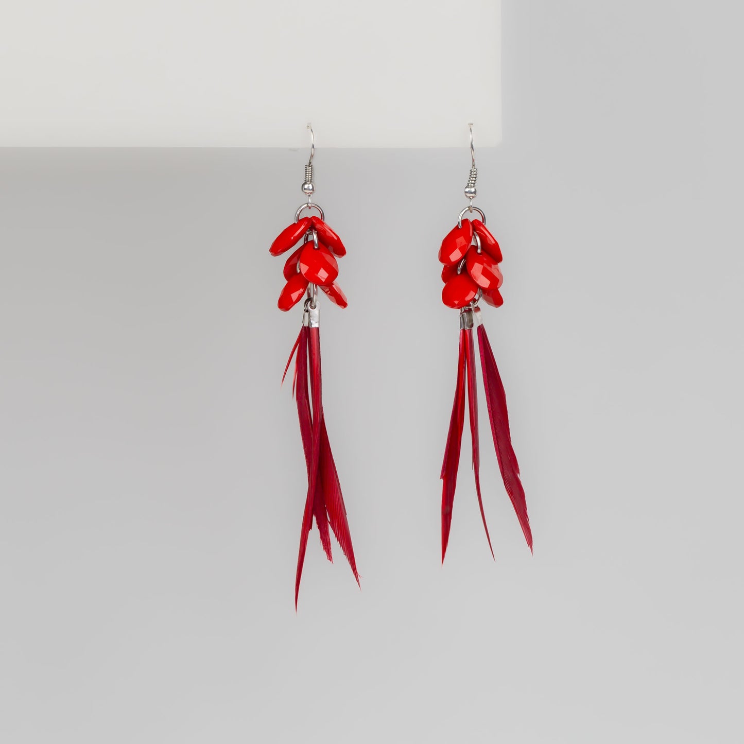 Cercei lungi cu pene colorate și mărgele - Roșu