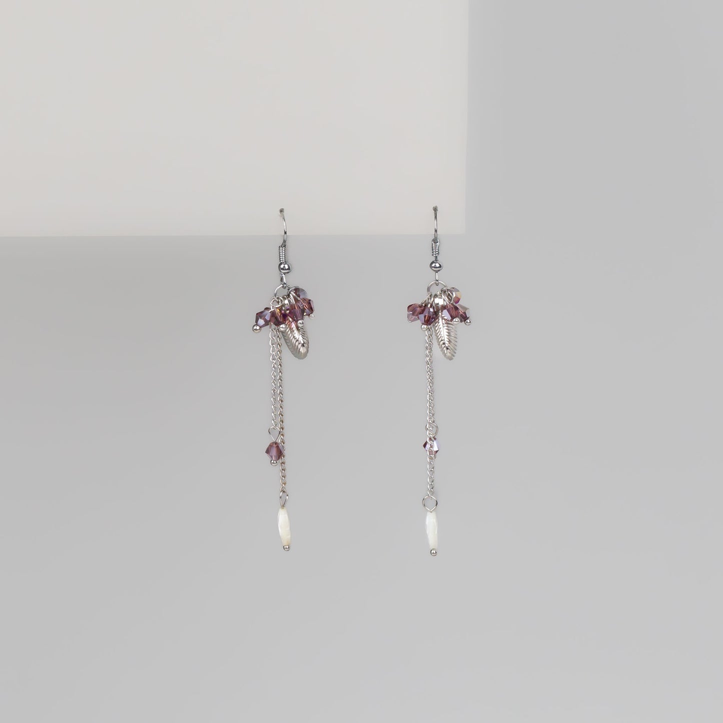 Cercei lungi cu scoici metalice și pietre mov - Argintiu